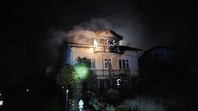 У селі Новичка Долинської громади на Франківщині надзвичайники врятували чоловіка та жінку