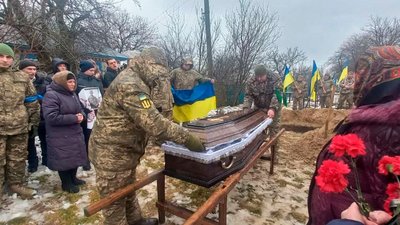 На Чернігівщині попрощалися з п'ятьма бійцями, які загинули на сході України На Чернігівщині попрощалися з п'ятьма бійцями, які загинули на сході України