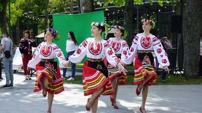 Як у Харкові відзначили День вишиванки: фоторепортаж Як у Харкові відзначили День вишиванки: фоторепортаж