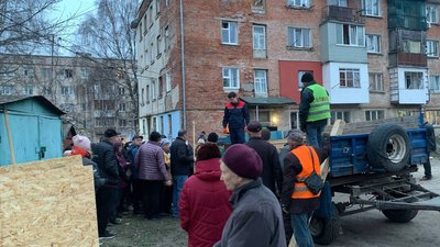 Люди отримують матеріали для першочергового відновлення пошкодженого житла