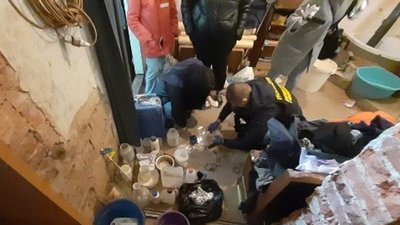 Жінка виготовляла наркотики у себе в домівці. Продавала виготовлену продукцію гуртовими партіями за попередньою домовленістю із клієнтами. Фото: ГУ НП у Хмельницькій області Жінка виготовляла наркотики у себе в домівці. Продавала виготовлену продукцію гуртовими партіями за попередньою домовленістю із клієнтами. Фото: ГУ НП у Хмельницькій області