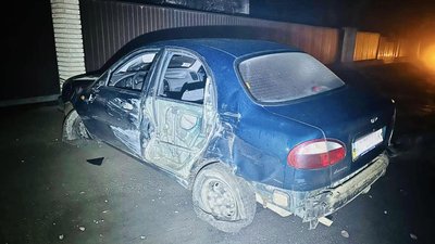 На Івано-Франківщині автомобіль в'їхав у бетонний паркан. Трьох людей з травмами госпіталізували