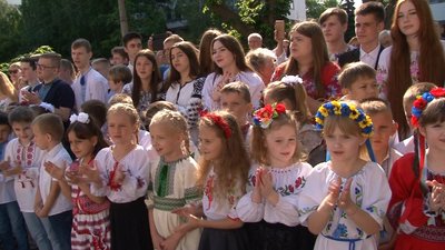 У черкаських школах пролунав останній дзвінок У черкаських школах пролунав останній дзвінок