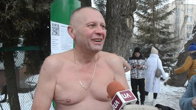 Близько 300 тернополян занурювалися у водойму в місцевому гідропарку Близько 300 тернополян занурювалися у водойму в місцевому гідропарку