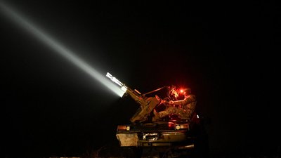 країнський військовослужбовець мобільного підрозділу ППО керує зенітною гарматою ЗУ-23-2