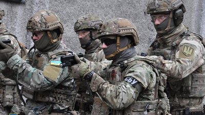 У Житомирі правоохоронці звільняли працівників тюрми, які стали заручниками групи "зловмисників" У Житомирі правоохоронці звільняли працівників тюрми, які стали заручниками групи "зловмисників"
