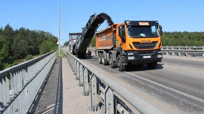 На Житомирщині на трасі Київ – Чоп частково відкрили рух мостом через річку Дубовець На Житомирщині на трасі Київ – Чоп частково відкрили рух мостом через річку Дубовець