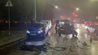 В аварії у Харкові травмувались троє: серед них семирічна дитина В аварії у Харкові травмувались троє: серед них семирічна дитина
