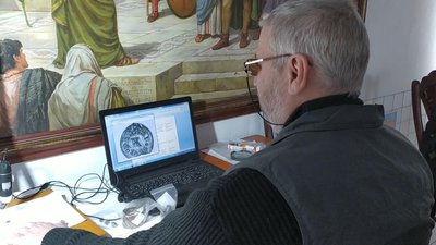Віктор Вєтров опрацьовує в лабораторії знахідку початку XV століття: підвісну свинцеву печатку герцога Філіпа III Бургундського Віктор Вєтров опрацьовує в лабораторії знахідку початку XV століття: підвісну свинцеву печатку герцога Філіпа III Бургундського