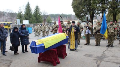 У Сумах попрощалися зі старшим солдатом Олегом Сахненком, який загинув на Донеччині У Сумах попрощалися зі старшим солдатом Олегом Сахненком, який загинув на Донеччині