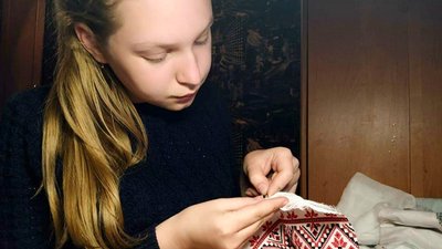 В Устинівці на Кіровоградщині школярки шиють захисні маски