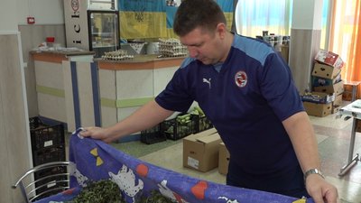 М’ятне, шоколадне, вівсяне: черкаські вчителі випікають печиво для української армії М’ятне, шоколадне, вівсяне: черкаські вчителі випікають печиво для української армії