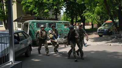 Посла Росії облили фарбою, Путін на параді, Джо Байден підписав закон про ленд-ліз. Війна. Головне за 9 травня