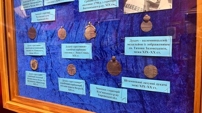 У Запоріжжі відкрилася виставка "Дукачі і прикраси козацького сходу" У Запоріжжі відкрилася виставка "Дукачі і прикраси козацького сходу"