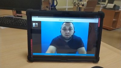 Дзвінки надходять щохвилини і цілодобово, каже перекладач Сергій Мишалов. Фото: Суспільне Поділля. Дзвінки надходять щохвилини і цілодобово, каже перекладач Сергій Мишалов. Фото: Суспільне Поділля.