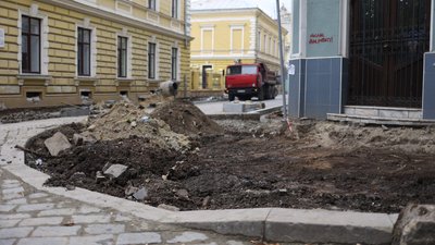 На вулиці Банковій у Чернівцях облаштовують антикишені: що це і навіщо це потрібно На вулиці Банковій у Чернівцях облаштовують антикишені: що це і навіщо це потрібно