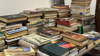 пласт, книги, макулатура, гроші, дрон, дрони