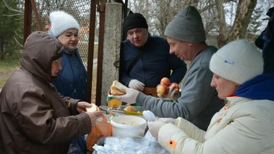 Понад 1000 обідів. На Миколаївщині волонтери два тижні будуть готувати для жителів деокупованої громади Понад 1000 обідів. На Миколаївщині волонтери два тижні будуть готувати для жителів деокупованої громади