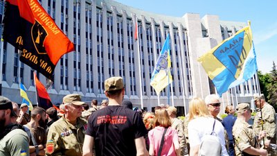 Біля мерії Дніпра вперше підняли червоно-чорний прапор, Дніпро, 6 червня 2020 року. Фото: Суспільне .Дніпро Біля мерії Дніпра вперше підняли червоно-чорний прапор, Дніпро, 6 червня 2020 року. Фото: Суспільне .Дніпро