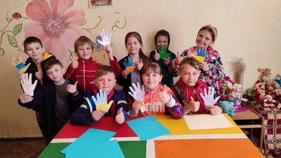 "Долоньки допомоги" для ЗСУ – діти Житомирщини долучилися до збору коштів для військових