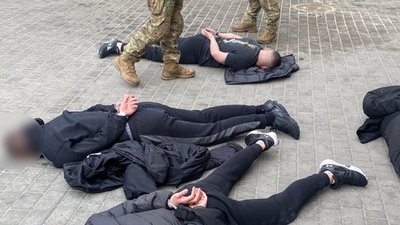 Вимагали неіснуючий борг, принижували, били та погрожували. У Дніпрі затримали шістьох вимагачів Вимагали неіснуючий борг, принижували, били та погрожували. У Дніпрі затримали шістьох вимагачів