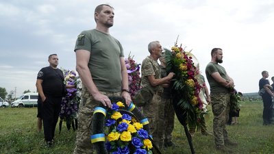 "Загинув, захищаючи небо над Донеччиною". У Харкові поховали пілота, який загинув у авіатрощі під Бахмутом