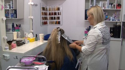 Перевчитися не вийшло: черкаська перукарка-шульга розповіла про свою роботу
