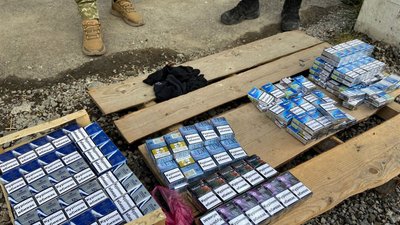 Сховав у дитячому автокріслі: на закарпатському КПП чоловік хотів перевезти сигарети за кордон