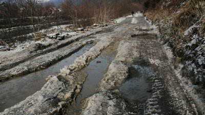 Як буковинці долають зруйновану паводком дорогу. СУСПІЛЬНЕ | ВІДЕОНОВИНИ