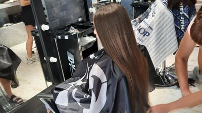 "Я хотіла зробити свій внесок у перемогу": десятирічна дівчинка з Одещини обрізала волосся, аби допомогти ЗСУ "Я хотіла зробити свій внесок у перемогу": десятирічна дівчинка з Одещини обрізала волосся, аби допомогти ЗСУ