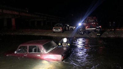На Прикарпатті автомобіль злетів з дороги у річку На Прикарпатті автомобіль злетів з дороги у річку