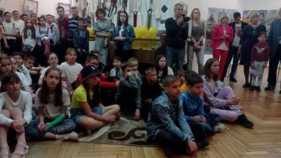 Відвідувачі виставки українських народних іграшок Відвідувачі виставки українських народних іграшок
