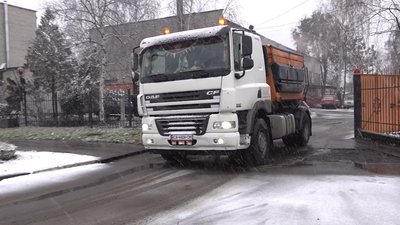 Дороги Черкас та області очищують 130 одиниць спецтехніки