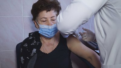 У Вінниці почали щеплювати корейською вакциною людей віком від 65 років У Вінниці почали щеплювати корейською вакциною людей віком від 65 років