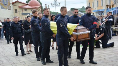 На Тернопільщині попрощалися із патрульним Даниїлом Сафоновим На Тернопільщині попрощалися із патрульним Даниїлом Сафоновим