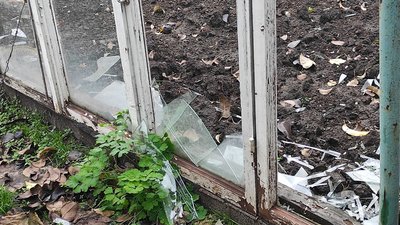 П'ять місяців під обстрілами. У Нікополі відновлюють будинки після російських атак П'ять місяців під обстрілами. У Нікополі відновлюють будинки після російських атак