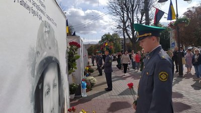 Курсанти-прикордонники поклали квіти до кубів з фотокартками загиблих воїнів, 1 жовтня 2023, Хмельницький Курсанти-прикордонники поклали квіти до кубів з фотокартками загиблих воїнів, 1 жовтня 2023, Хмельницький