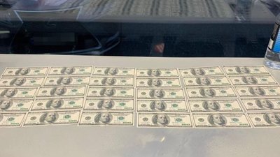 Три тисячі доларів США за довідку для виїзду з країни. Дніпрянина підозрюють у незаконному переправленні людей за кордон