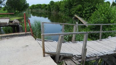 "Швидка їхала понад годину". У прифронтовому селі просять відбудувати зруйнований обстрілами міст "Швидка їхала понад годину". У прифронтовому селі просять відбудувати зруйнований обстрілами міст