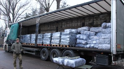 Вантаж підтримки: черкаським захисникам передали одяг та польові ліжка