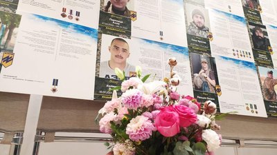 На виставці представлені світлини бійців полку "Азов", 5 жовтня 2023. Фото: Суспільне Хмельницький На виставці представлені світлини бійців полку "Азов", 5 жовтня 2023. Фото: Суспільне Хмельницький