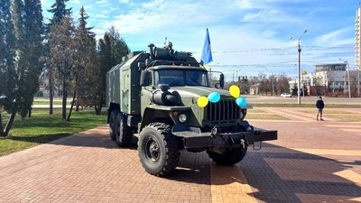 БТР у весільному кортежі. У Сумах одружилися військовий та волонтерка БТР у весільному кортежі. У Сумах одружилися військовий та волонтерка