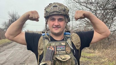 "Справжній хлопець, справжній українець, справжній сумчанин". У Сумах попрощалися із загиблим бійцем Сергієм Гавриченком