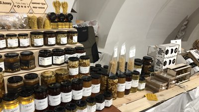 Близько 20 виноробів привезли свої вина на фестиваль "Закарпатське божоле" в Ужгород Близько 20 виноробів привезли свої вина на фестиваль "Закарпатське божоле" в Ужгород