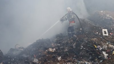 На Сумщині понад дев’ять годин гасили сміттєзвалище На Сумщині понад дев’ять годин гасили сміттєзвалище