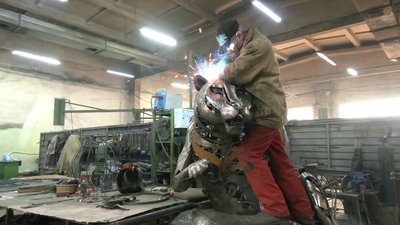 У Луцьку завершують створення кованої скульптури-символу року 2022 У Луцьку завершують створення кованої скульптури-символу року 2022