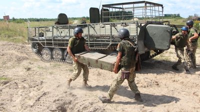 На Рівненщині пройшли військові навчання. "Знищили" колону російських танків На Рівненщині пройшли військові навчання. "Знищили" колону російських танків