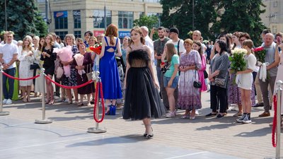 Понад 1600 випускників та 236 медалістів: у Луцьку вручили відзнаки найкращим учням Понад 1600 випускників та 236 медалістів: у Луцьку вручили відзнаки найкращим учням