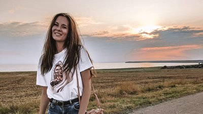 Під час обстрілу військовими РФ Білозерки загинула вчителька місцевої школи Під час обстрілу військовими РФ Білозерки загинула вчителька місцевої школи