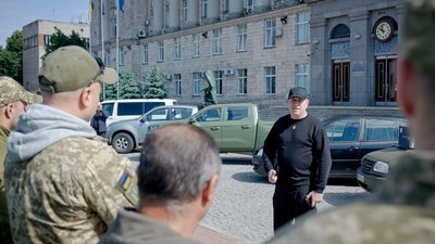 Передали десять автівок: черкаські військові отримали допомогу Передали десять автівок: черкаські військові отримали допомогу